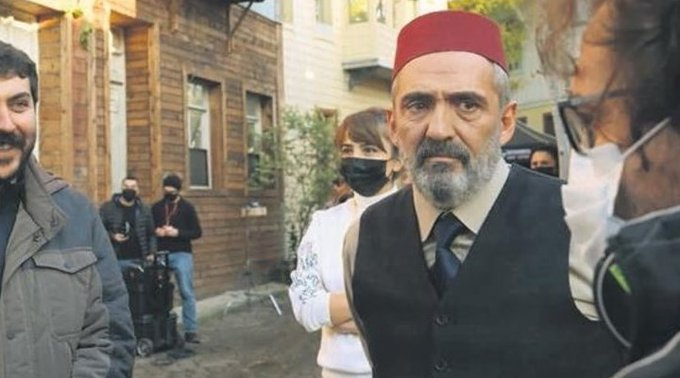 mersinbultencom's tweet photo. Yavuz Bingöl dolandırıldı.

Mehmet Akif Ersoy rolü yaptığını sanan Bingöl, aslında Kadir Mısıroğlu'nu oynadığını öğrenince deliye döndü. https://t.co/xBZJWdwx0A