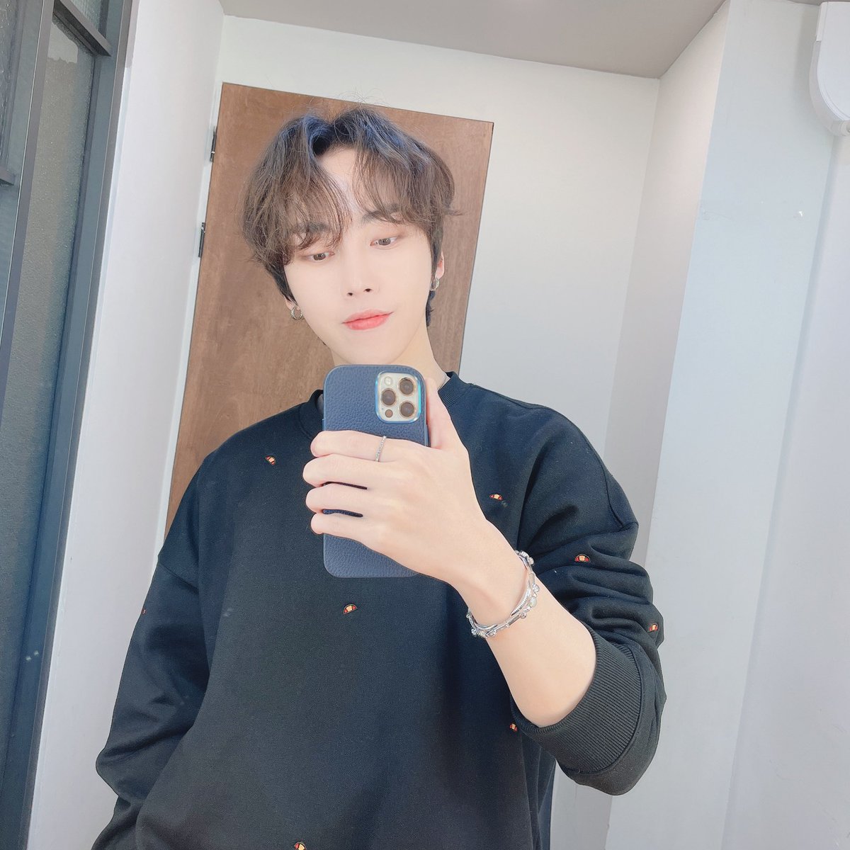 MYst_member's tweet photo. [#우진] 
맨투맨이랑 팔찌가 너무 예뻐버리기❣️
그러니까 밥 맛있게먹어요(?)😎
#MYst #마이스트 #Woojin https://t.co/0gfaHsoWCG