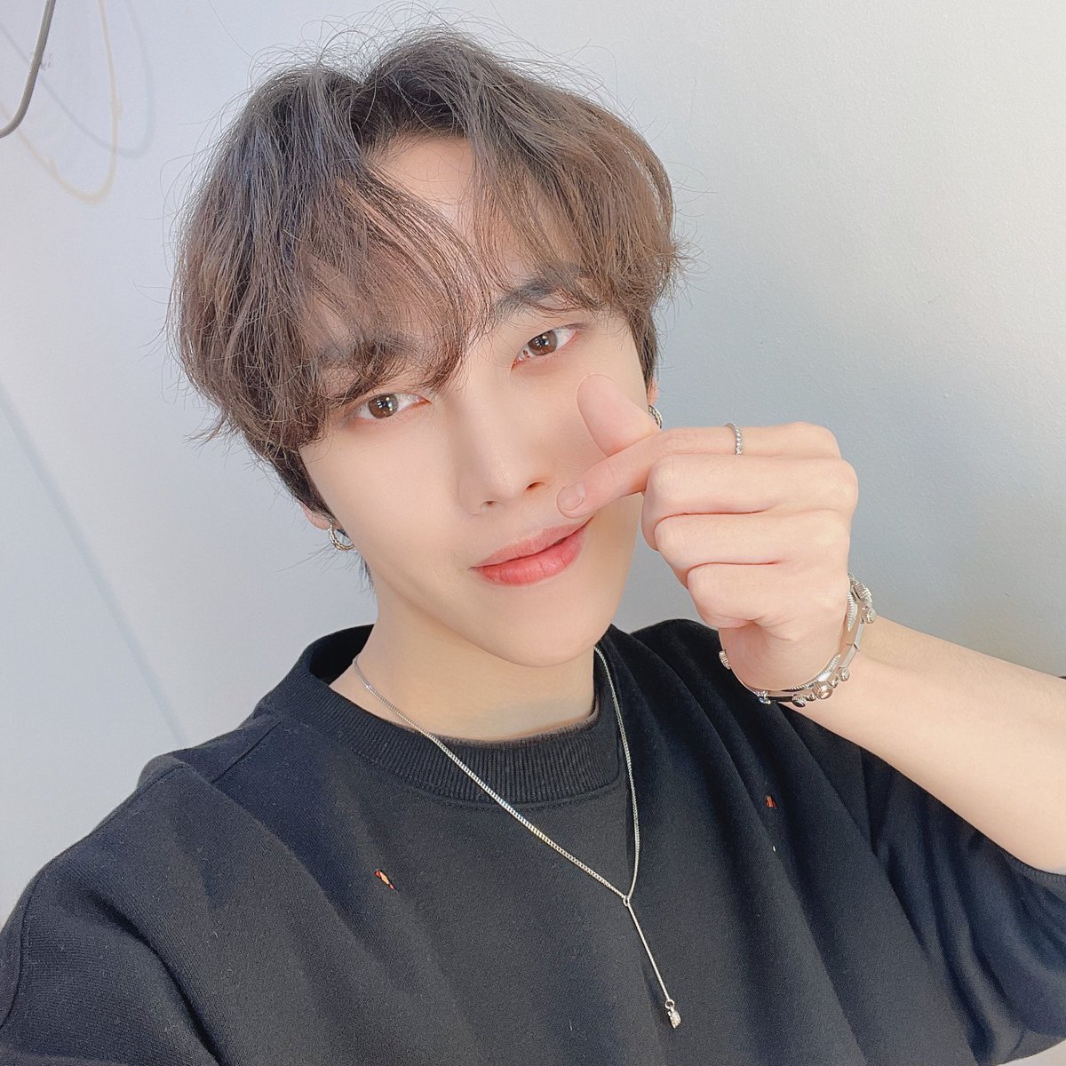 MYst_member's tweet photo. [#우진] 
맨투맨이랑 팔찌가 너무 예뻐버리기❣️
그러니까 밥 맛있게먹어요(?)😎
#MYst #마이스트 #Woojin https://t.co/0gfaHsoWCG