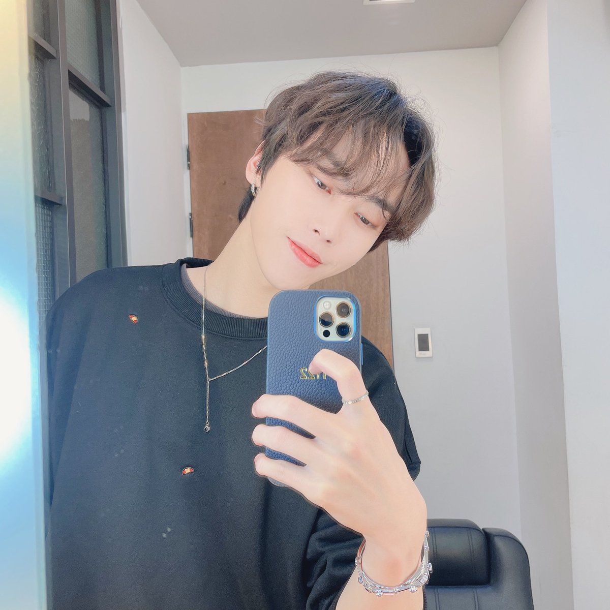 MYst_member's tweet photo. [#우진] 
맨투맨이랑 팔찌가 너무 예뻐버리기❣️
그러니까 밥 맛있게먹어요(?)😎
#MYst #마이스트 #Woojin https://t.co/0gfaHsoWCG