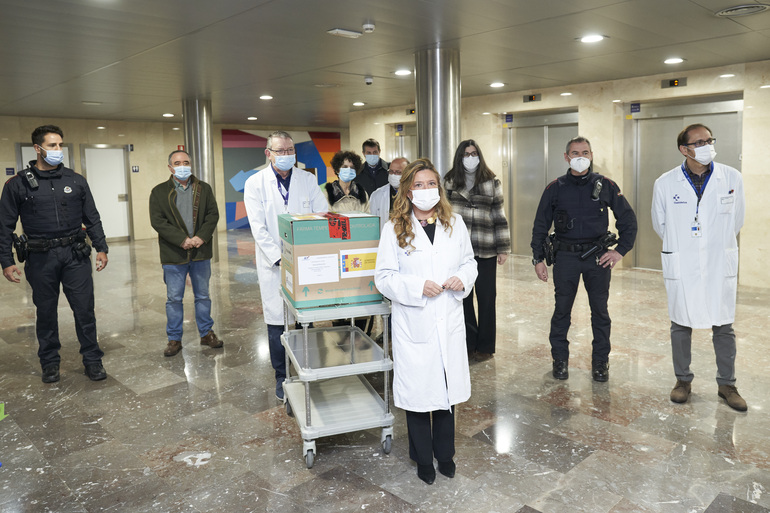 🔴 Gaur koronabirusaren aurkako lehen txertoak jartzen ari dira Europa osoan. Txertoak itxaropen izpi bat zabaldu du baina hilabete asko beharko ditugu pertsona guztiak babesteko.