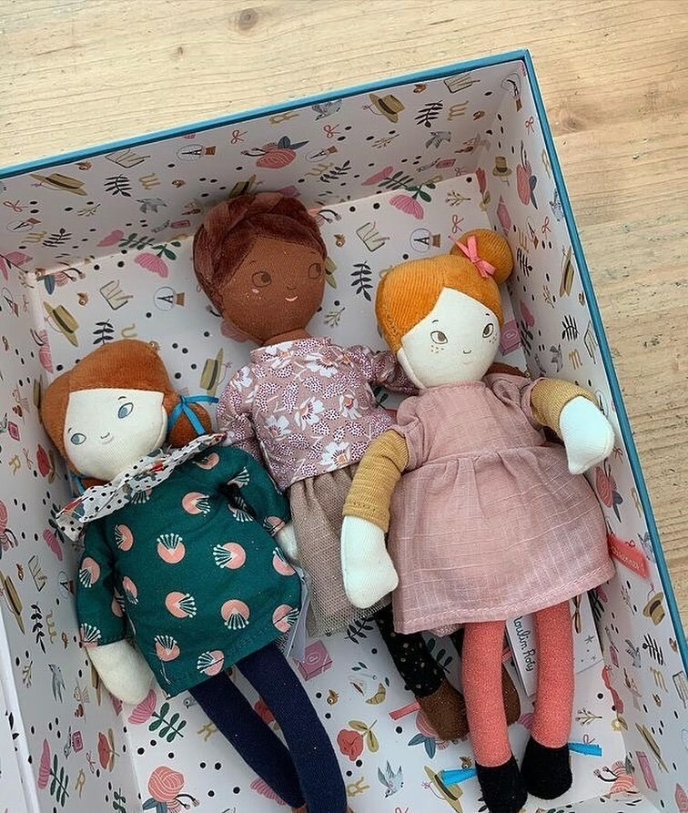🎁¡Me lo pido para 👑👑👑! 🎁 Les Parisiennes de Moulin Roty están impregnadas del aire bohemio de Montmartre y eso se nota en sus peinados y vestidos. 🗼🥐🇫🇷

‼️PEDIDOS ONLINE‼️Para asegurar que lleguen a tiempo para 🐪🐪🐪👑👑👑 pide yaaaaa‼️
⠀⠀… instagr.am/p/CJTBhs0JnAa/
