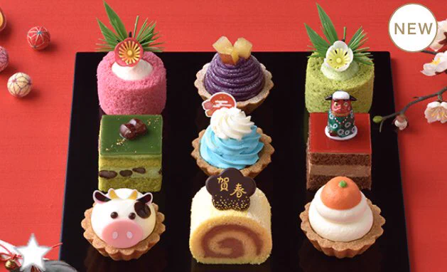 おめでたい気持ちになりそう。コージーコーナーのプチケーキのセット「スイーツおせち」がお正月・新春にふさわしい。