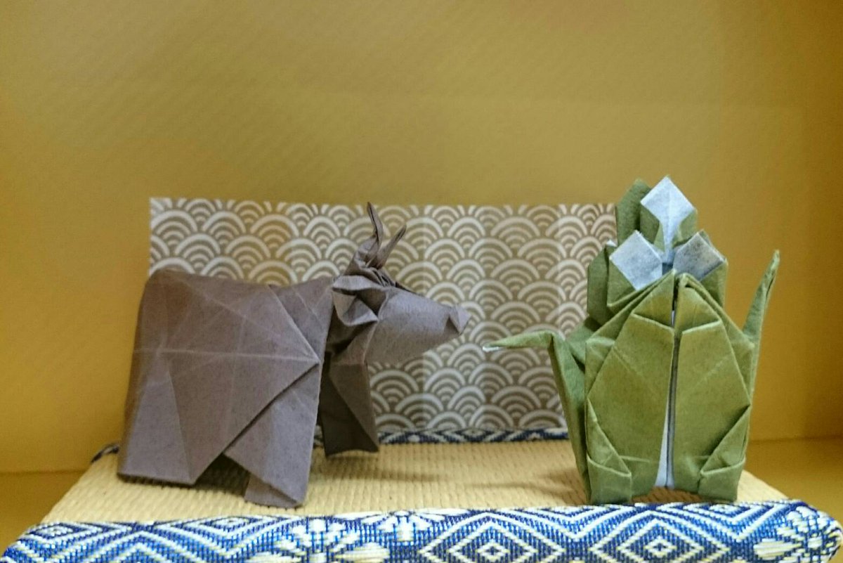 k_19526's tweet photo. 有澤さんのカドマツルと牛を折らせてもらいました❗
カドマツルは緑の紙と白の和紙を
裏打ちしています。
両方１5cmで折りました❗
自信作です❗
#紅白ツル合戦 https://t.co/S5X0rGp9xN