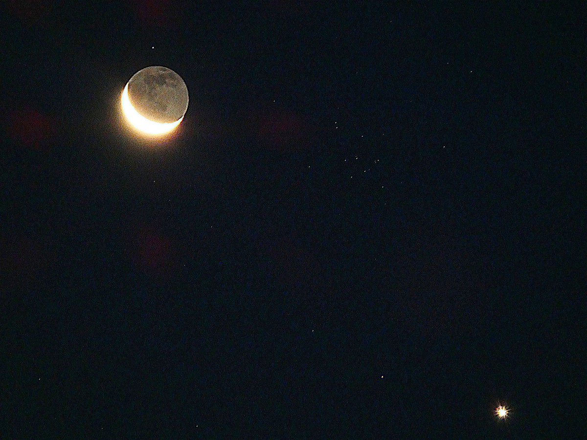 Another  #Astrophotography tweet. Of course, the  #GreatConjunction made all the news this month (more to come later) but in 2020 there were others especially Venus as the 8th sister of the Pleiades, Moon/Venus/Beehive cluster, Neptune/Venus and Mars flirting with the Moon all year