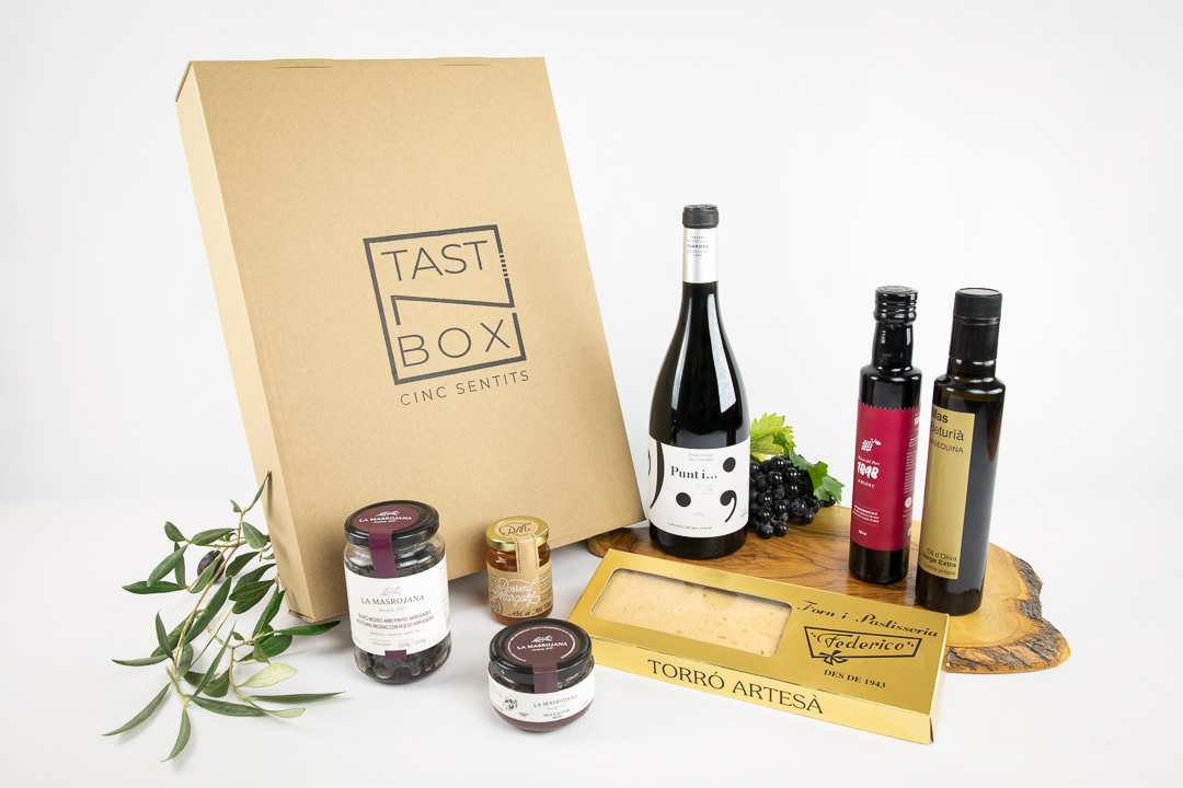 Que aixequi el dit ☝️🏽 qui cregui que el millor del Nadal és un bon vi, un bon dinar i uns bons torrons😜

Menjar bé i de qualitat, el millor plaer 💯
​Que a la vostra taula no hi faltin els maridatges de <a href="/tastnbox/">TASTNBOX</a>!
​
​#km0 #productosproximidad #Navidad #TerraAlta