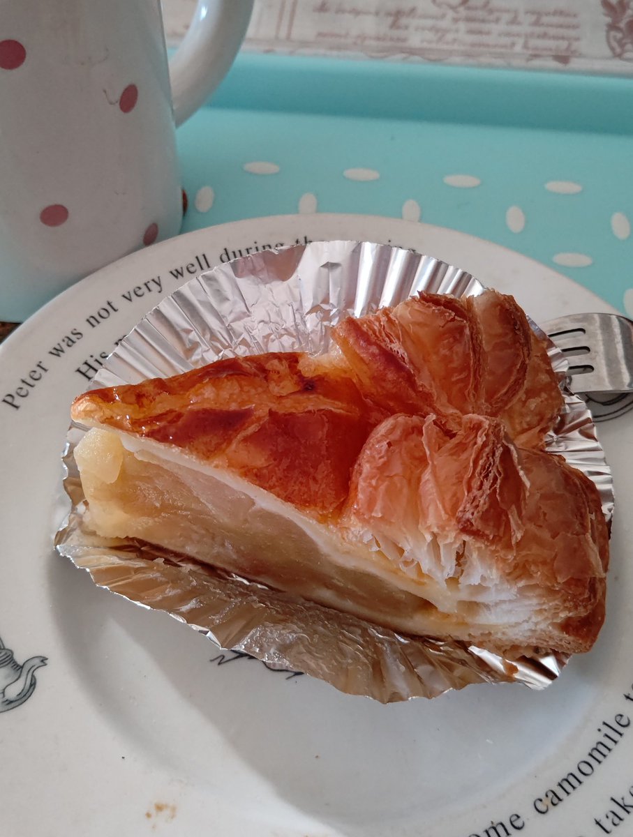 Mariko A على تويتر 金曜日 近江屋洋菓子店で実はもう一種買ってしまった名物アップルパイ アップルパイ 好きの私イチオシです 質の良いリンゴが入手できない時は焼かないんですって ホールはお取り寄せ可能 ほっぺたが落ちそうな美味しさです 近江屋洋菓子店