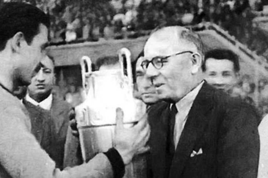 📌 "Milletvekili oldum, bazı insanlar beni tanıdı. Bakan oldum, beni tanıyanlar çoğaldı. Başbakan oldum, büyük çoğunluk beni tanıdı. Fenerbahçe başkanı oldum, tüm Türkiye beni tanıdı."

Vefatının 67. yılında eski başkanlarımızdan Şükrü Saracoğlu'nu saygıyla anıyoruz.