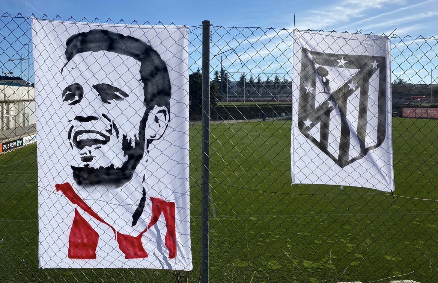 Pancartas a Saúl Ñíguez en Majadahonda (Foto: @Replicantes1903).