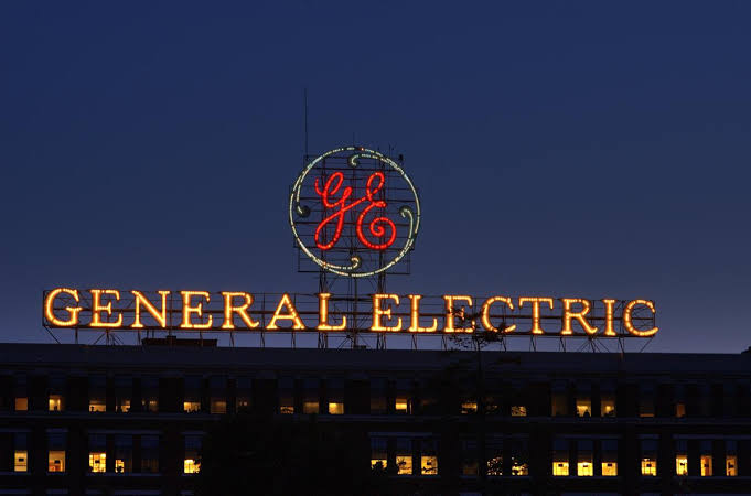 Edison , backed by J P Morgan, founded a new company Edison General Electric ( now GE) to make motors, appliances, wires etc to develop and service this new market. 3/n