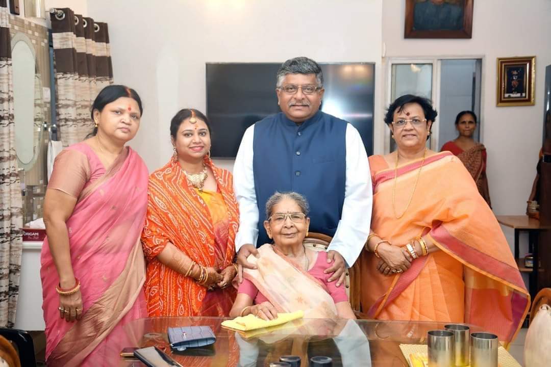 केंद्रीय कानून एवं न्याय मंत्री माननीय रवि शंकर जी 
की पूज्य माता जी के निधन का दुखद समाचार प्राप्त हुआ 

  परमपिता परमात्मा  श्रद्धा पूर्वक प्रार्थना करते हैं कि दिवगंत आत्मा को अपने श्री-चरणों में स्थान दें।