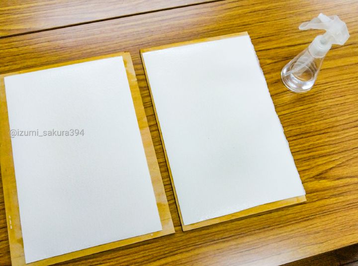櫻泉 療養中 小さい紙専用 簡易水張り 裏面に水をぬるのに水桶なし 霧吹きと刷毛で簡単に 紙の繊維が伸びたら表に返して 四隅をクリップで留めて乾かすと ハイ完成 描き終わるまでクリップを外さないとよいです 画材研究タグ T