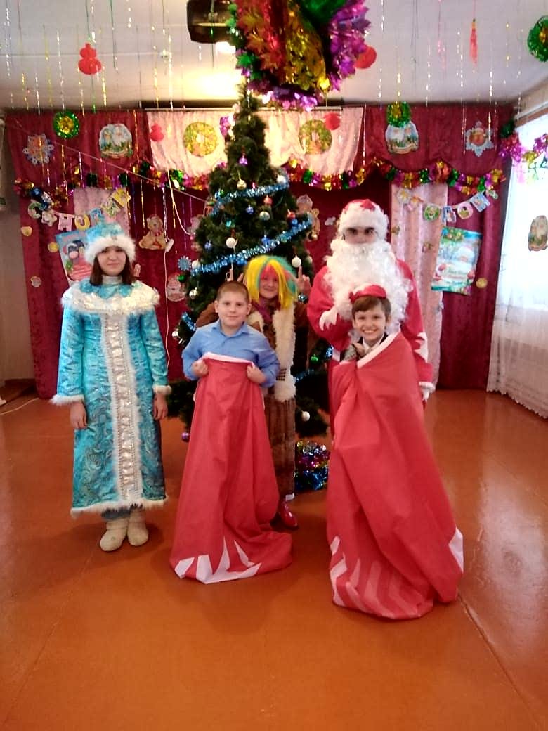 Новогодний утренник для учеников начальной школы! 
Показали сказку и провели конкурсы ученики 9го класса!
Подготовила все это сказочное действие Чепурная Н.П. 🎉🎉🎉
Музыкальное сопровождение Хилькова Н.М. 🎀🎀🎀

🎄🎄🎄
🎁🎁🎁