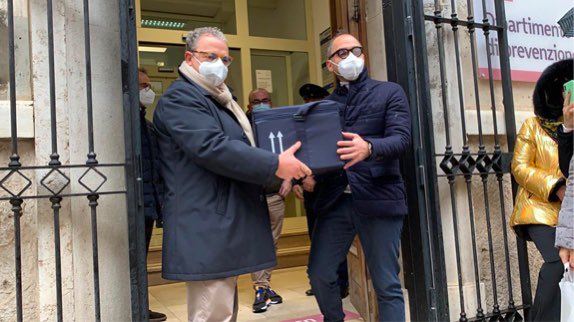 È il giorno che tutti aspettavamo. È l’inizio della fine di una durissima fase della vita di tutti noi. Ricominciamo da qui, con l’aiuto della scienza e del personale sanitario. Accogliamo le prime 80 dosi di vaccino anti #COVIDー19 da distribuire in provincia di #Foggia. #vday