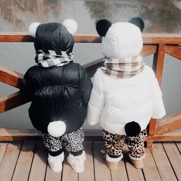 ᤢꪶ 

                         Vía Instagram ː

—Diciembre 21. Aquel día se había encendido el árbol de navidad de la villa, por lo que Jen y <a href="/JnginB/">K a i</a> van a la explanada llevando a <a href="/theBlckSwxn/">Odile</a> y <a href="/SwxnPrncss/">Odette</a> con ellos. Durante el paseo publican fotos de los pequeños.—