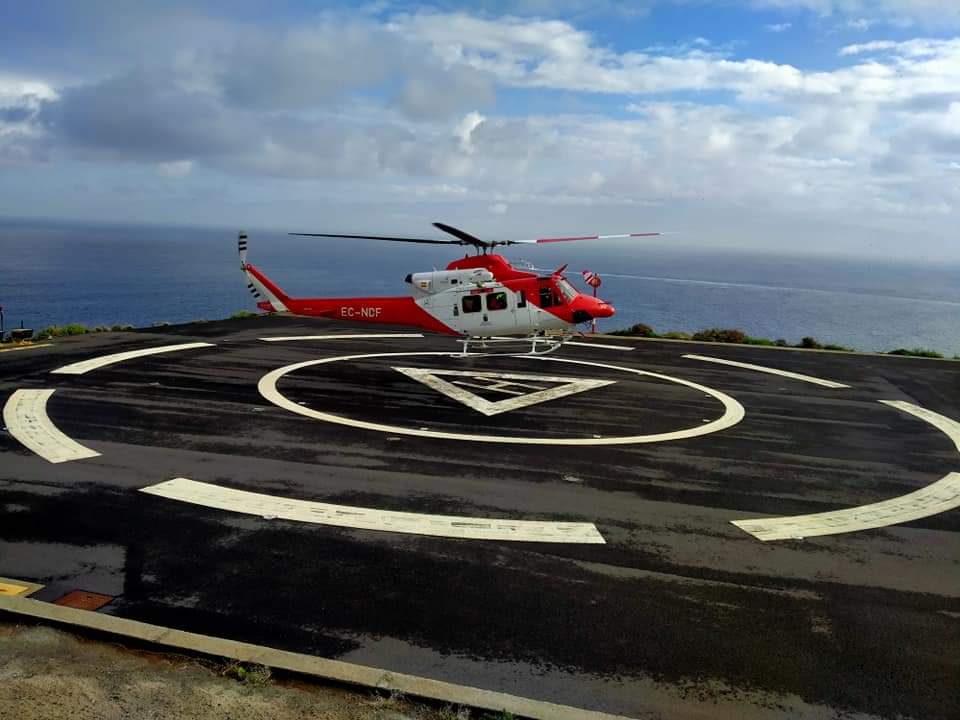 SanidadGobCan's tweet photo. 📸Llega a La Gomera el helicóptero del GES con las vacunas💉contra la #COVID19 que hoy se dispensarán en la Isla.

#YoMeVacuno https://t.co/VUAp7o9k8I