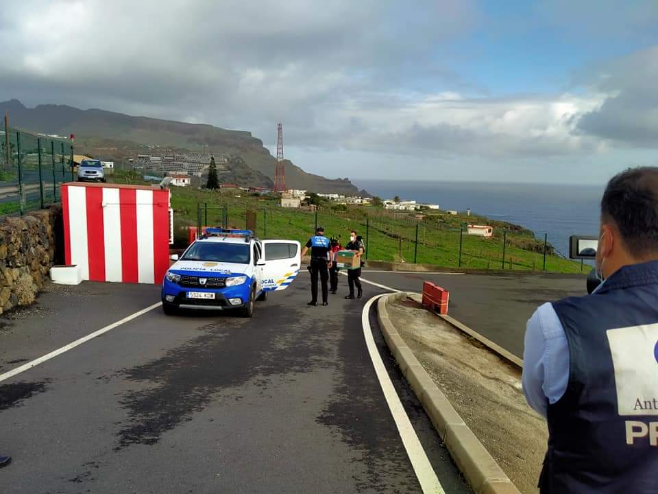 SanidadGobCan's tweet photo. 📸Llega a La Gomera el helicóptero del GES con las vacunas💉contra la #COVID19 que hoy se dispensarán en la Isla.

#YoMeVacuno https://t.co/VUAp7o9k8I