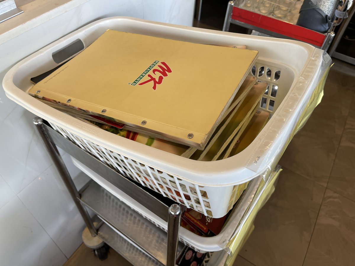 ไปกิน MK พอนั่งที่จะรีบสั่ง ยื่นมือจะไปหยิบเมนูโต๊ะข้างๆ มาดูเอง พนักงานบอกเล่มนั้นไม่ได้นะคะ เราก็งงว่าทำไมหยิบเมนูไม่ได้

ว่าแล้วพนักงานก็เดินไปหยิบเมนูในรถเข็นมาให้ มองเข้าไปดูเลยเห็นว่าเค้าแยกเมนูที่ฆ่าเชื้อกับที่ยังไม่ฆ่าเชื้อด้วยนะ

อันนี้ดี อยากให้ร้านอื่นทำบ้าง #โควิด19