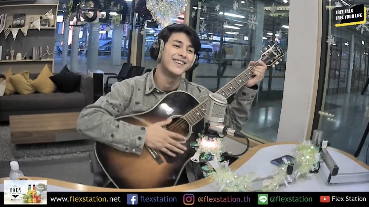 MSriwan's tweet photo. [LIVE] FLEX TALK with Mariew #คลาน https://t.co/g2eeWYuglS ผ่าน @YouTube
โปรโมตเพลงก็ฮาๆทั้งรายการเลยค่ะ
#คลาน #MARIEW #LOVEiS เพราะจัง🎉
#ชอบๆ🥳#FLEXTALK #FLEXSTATION 
Ps.ตามไปดูClipย้อนหลังได้นะคะ🎄🎅🏻☃️ https://t.co/TlazFM6hfj