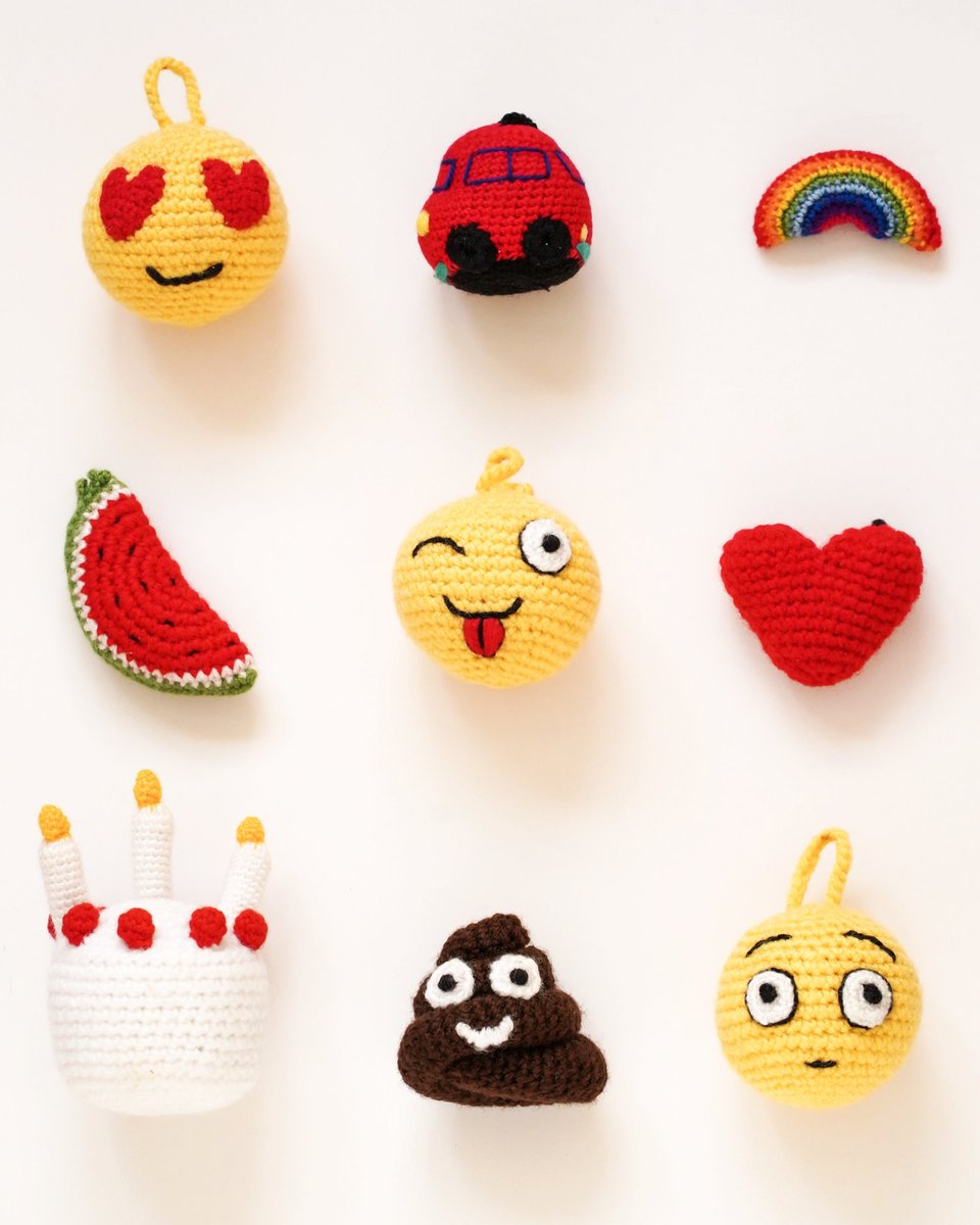 SILAYAYA's tweet photo. Pequeña imagen o icono digital que se usa en las comunicaciones electrónicas para representar una emoción, un objeto, una idea, etc.

😍 🚗 🌈

🍉 😜 ❤

🎂 💩 😳

👉 Definición de emoji según la @RAEinforma. https://t.co/XDUlQhg0Ev