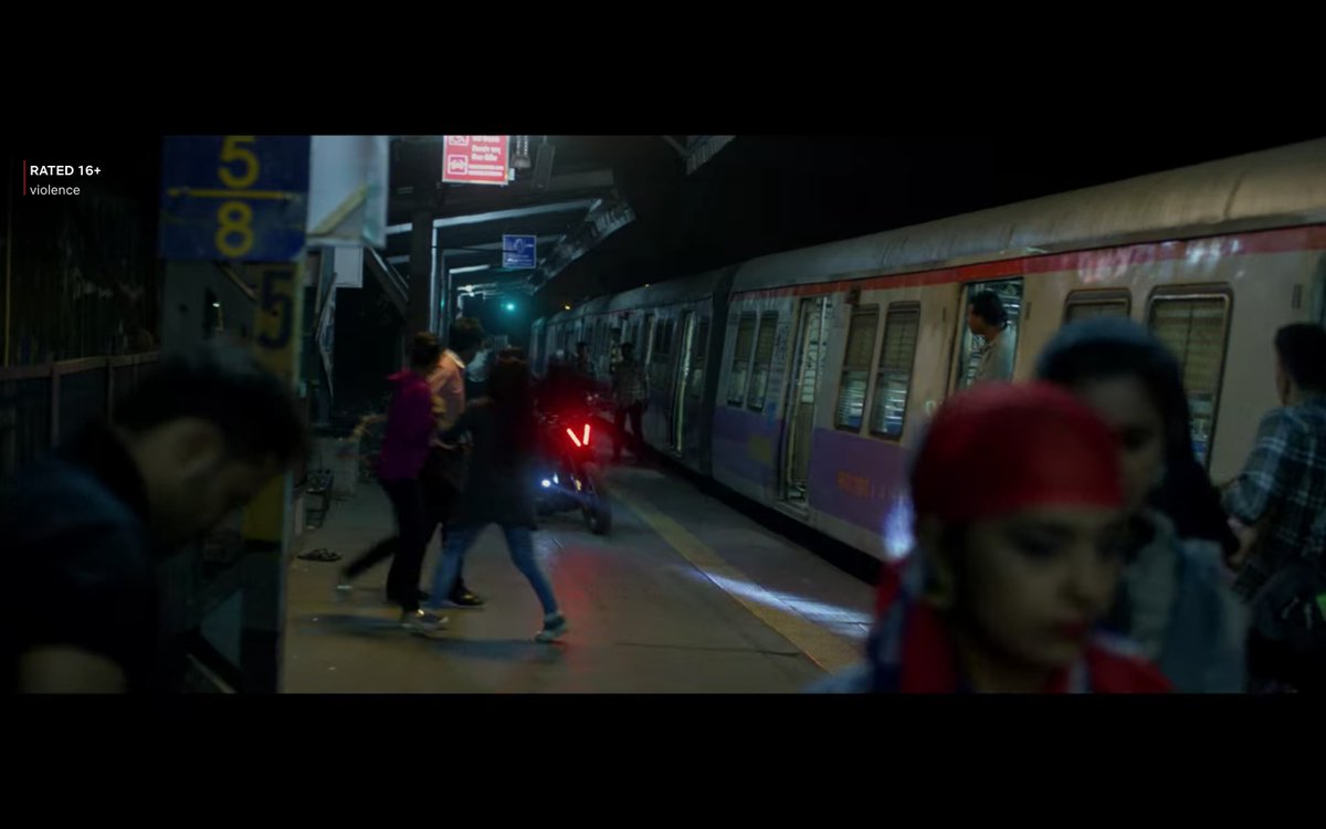 Similarly, there are many scenes that are reminiscent of other films of  @anuragkashyap72 &  @VikramMotwane.There is a long chase sequence shot across the railway station and on the train, a replicating the epic chase sequence from  @VikramMotwane's under-appreciated  #BhaveshJoshi