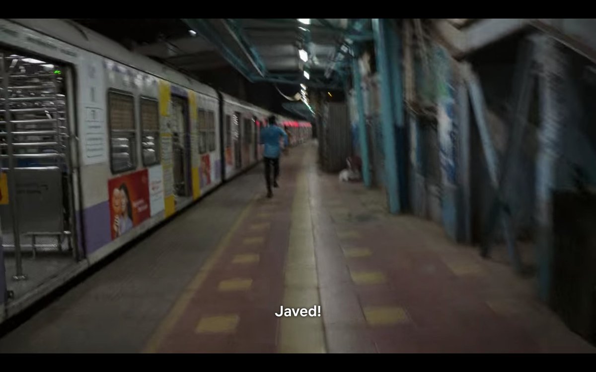 Similarly, there are many scenes that are reminiscent of other films of  @anuragkashyap72 &  @VikramMotwane.There is a long chase sequence shot across the railway station and on the train, a replicating the epic chase sequence from  @VikramMotwane's under-appreciated  #BhaveshJoshi