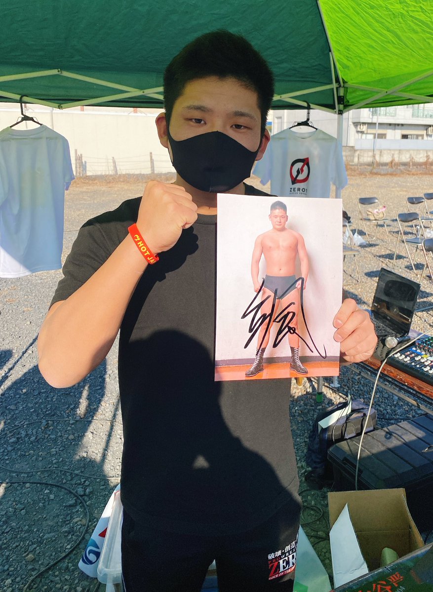 LOUISO0906's tweet photo. そして、この方にも。
コロナによる自粛期間中に男子レスラーでは初となる無観客試合でデビューした永尾颯樹選手。
永尾選手から漲るその闘志。右腕のバンドに恥じないものだと思います。来年、さらに大暴れしてくれるものと期待しています。
頑張れ!!!
#pwzero1 #ilovezero1 https://t.co/i9L9VbGdVz