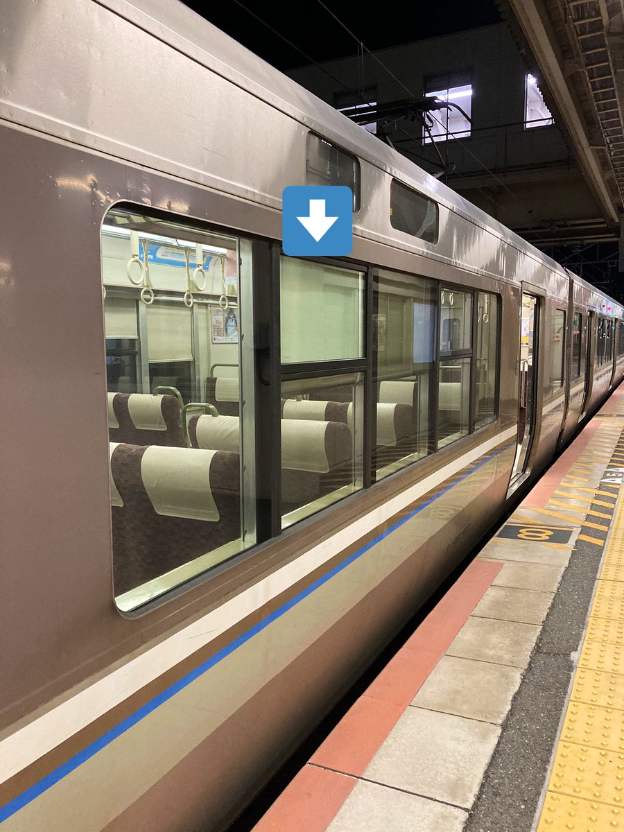 その窓ガラスが混在した車両。1枚目の上半分、2枚目の下半分の緑がかっ