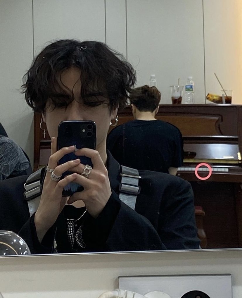 got7think's tweet image. i love yugyeom’s mirror selfies so much