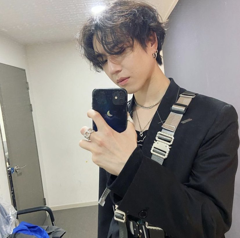 got7think's tweet image. i love yugyeom’s mirror selfies so much