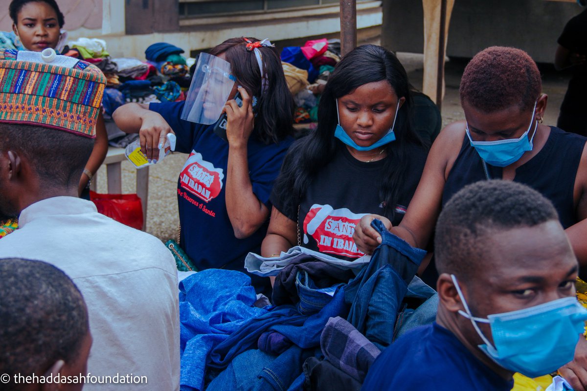 SantaInIbadan's tweet photo. As usual, our amazing volunteers were on ground to maintain orderliness and ensure that everyone got a taste of Santa's kindness.

 This would not have been possible without your donations both materially and financially. So we thank you! In 2021, we do more. Happy Holidays! https://t.co/SMadi0uszP