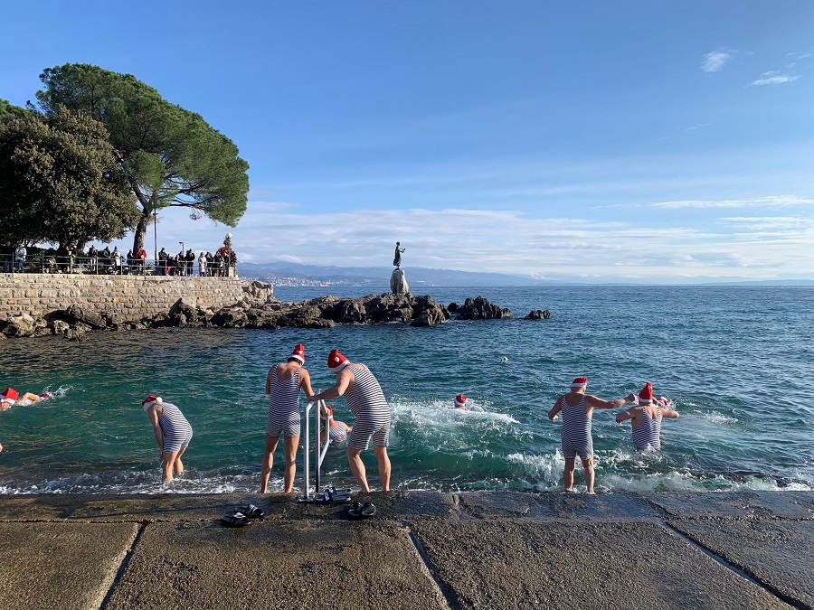Opatijski kukali okupali su se u moru temperature 12°C i zaigrali picigin te najavili novogodišnje kupanje 1. siječnja u podne, ove godine bez publike. Predstavili su i novu kumu za 2021. g. - prof. dr. sc. Rajku Jurdanu Šepić.