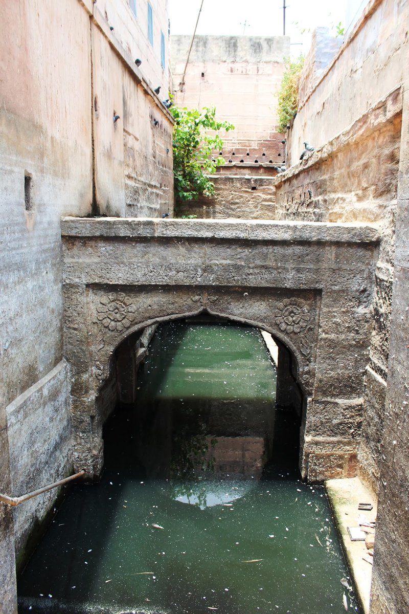 Rao Jodha's Rani Sonigari Chand Kunwar constructed Chand Baori, which is near to Fateh Pol.