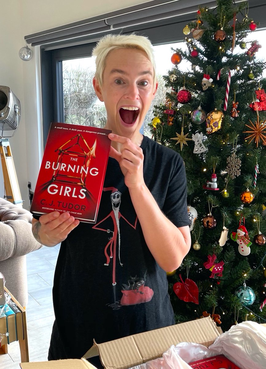 cjtudor's tweet image. Christmas just got extended!! I have THREE signed copies of my new hardback #TheBurningGirls to give away. Get it before ANYONE else! RT and like to win. Comp closes midnight December 31st. Open to the UK, NI, Europe and rest of the world (because I love you all)! 😁🇬🇧🇪🇺🌍