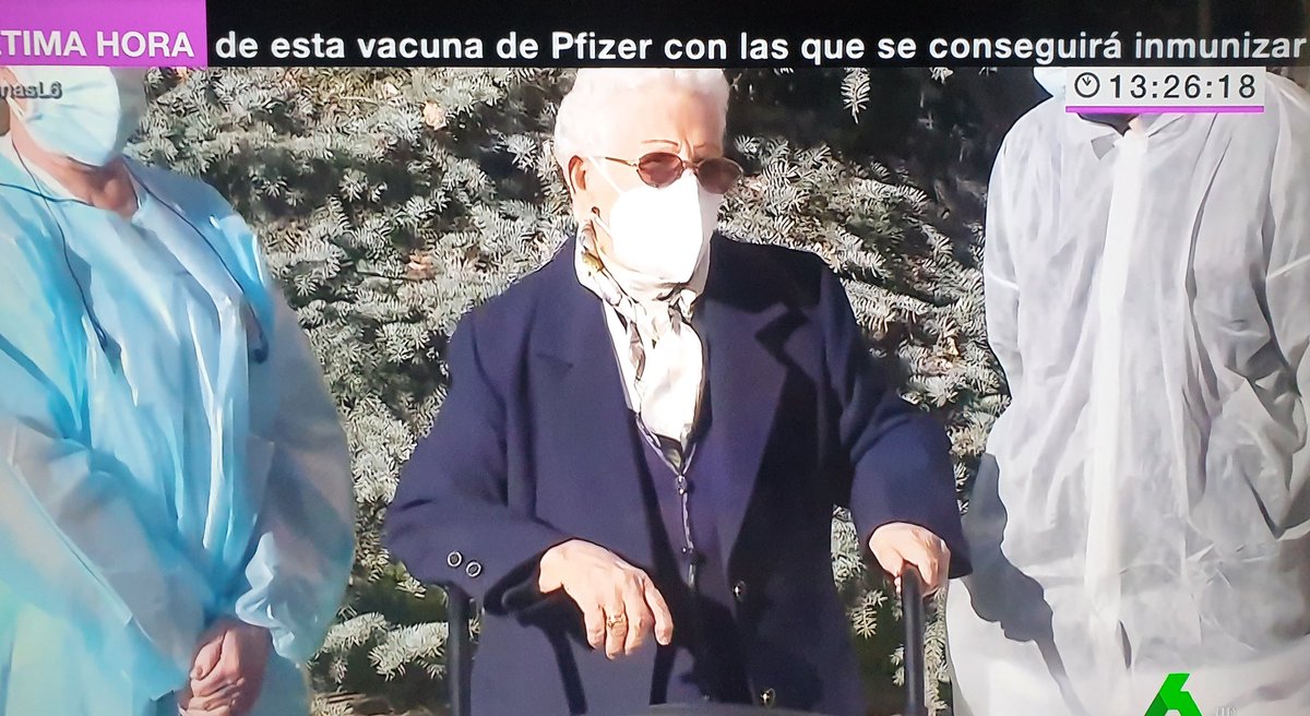 - Prensa: Araceli, ¿qué has hecho después de vacunarte? 

- Araceli: Desayunar. Churros. 

Qué reina 👑 #YoMeVacuno