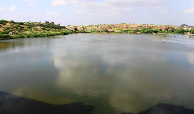 Sawai Raja Sur Singh built Sursagar lake, Surajkund, the hamam over Suraj Kund was completed by Raja Gaj Singh. Purani Baori built during his reign is now non-existent. His queen Saubhagya Devi, built Saubhagya Sagar in Daijar.SurSagar Lake(L), Palace (R)