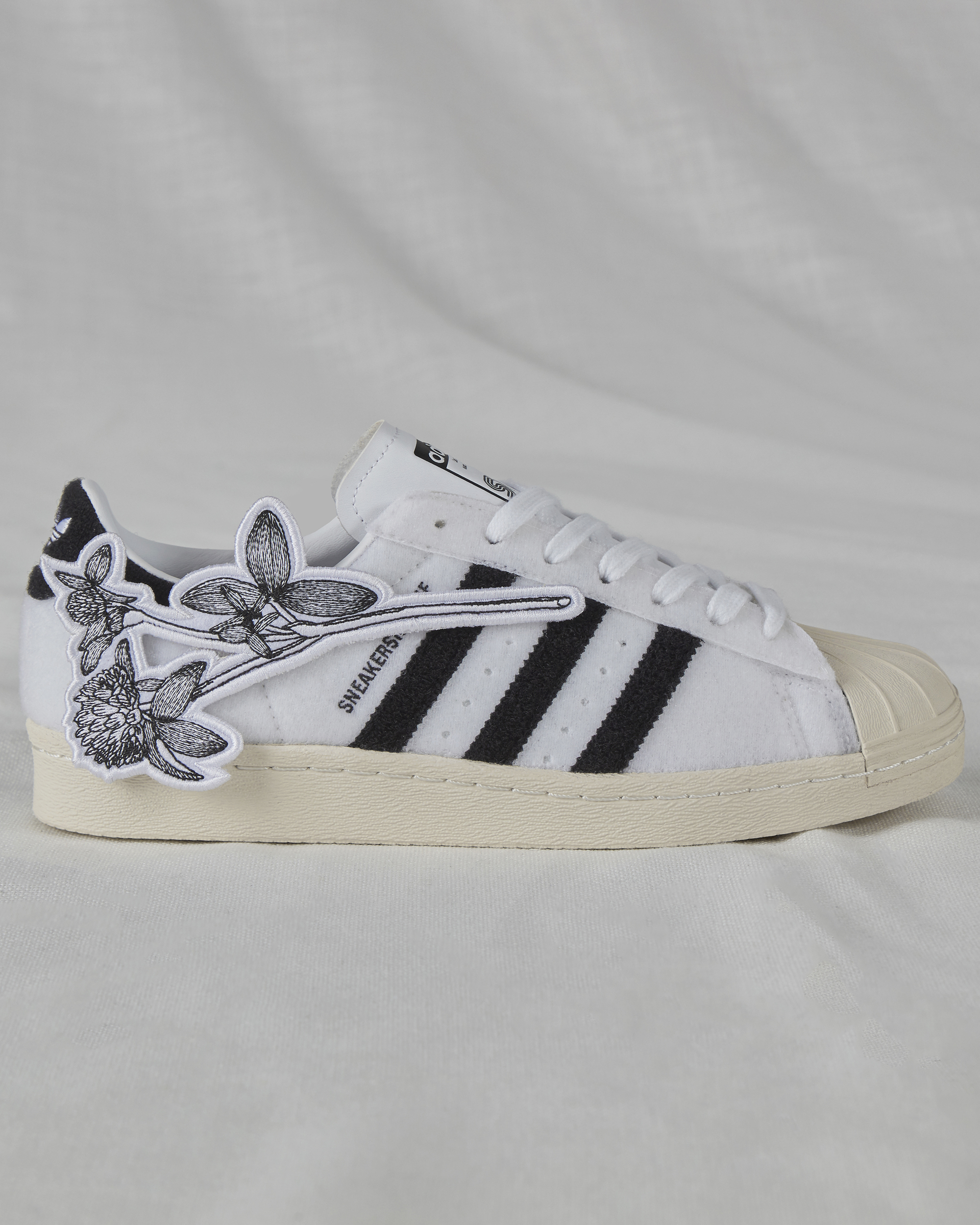 Tarief Fluisteren Opstand SNS on Twitter: "The adidas Superstar by SNS comes with four patches to  customize the Velcro upper and offers you further endless possibilities to  make these your personal unique pair. Sign-ups are