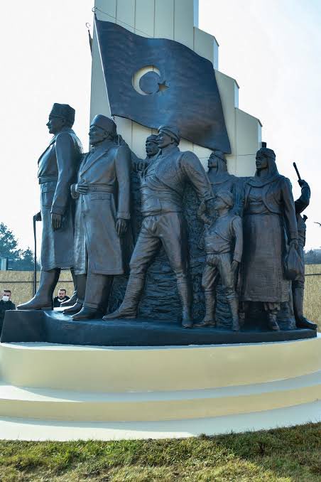 zorlu77's tweet photo. Ankara’da bugün “Kızılca Gün Anıtı” açıldı. Anıt Atatürk’ü karşılayan Seğmenleri ve 16 Türk Devletini temsil ediyor. Bir başka anlamlı karar da yine bu anıtın yer aldığı Genelkurmay Başkanlığı ve kuvvet komutanlıklarının önündeki kavşağa Mete Han kavşağı adı verilmesiydi.👏👏 https://t.co/jXYpNEFuRE