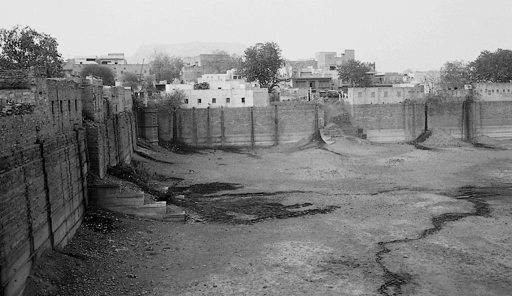 Maharaja Man Singh’s daughter Sire Kanwar built Bai Ji Ka Talao and the canals.His queen Rani Devari Ejan Kanwar built Ejan Bawari near Raoti and Rani Bhatiyani Jas Kanwar built Panch Mamaji ki Baoari, near VidyaShala.Old photo of dry Baiji ka Talao