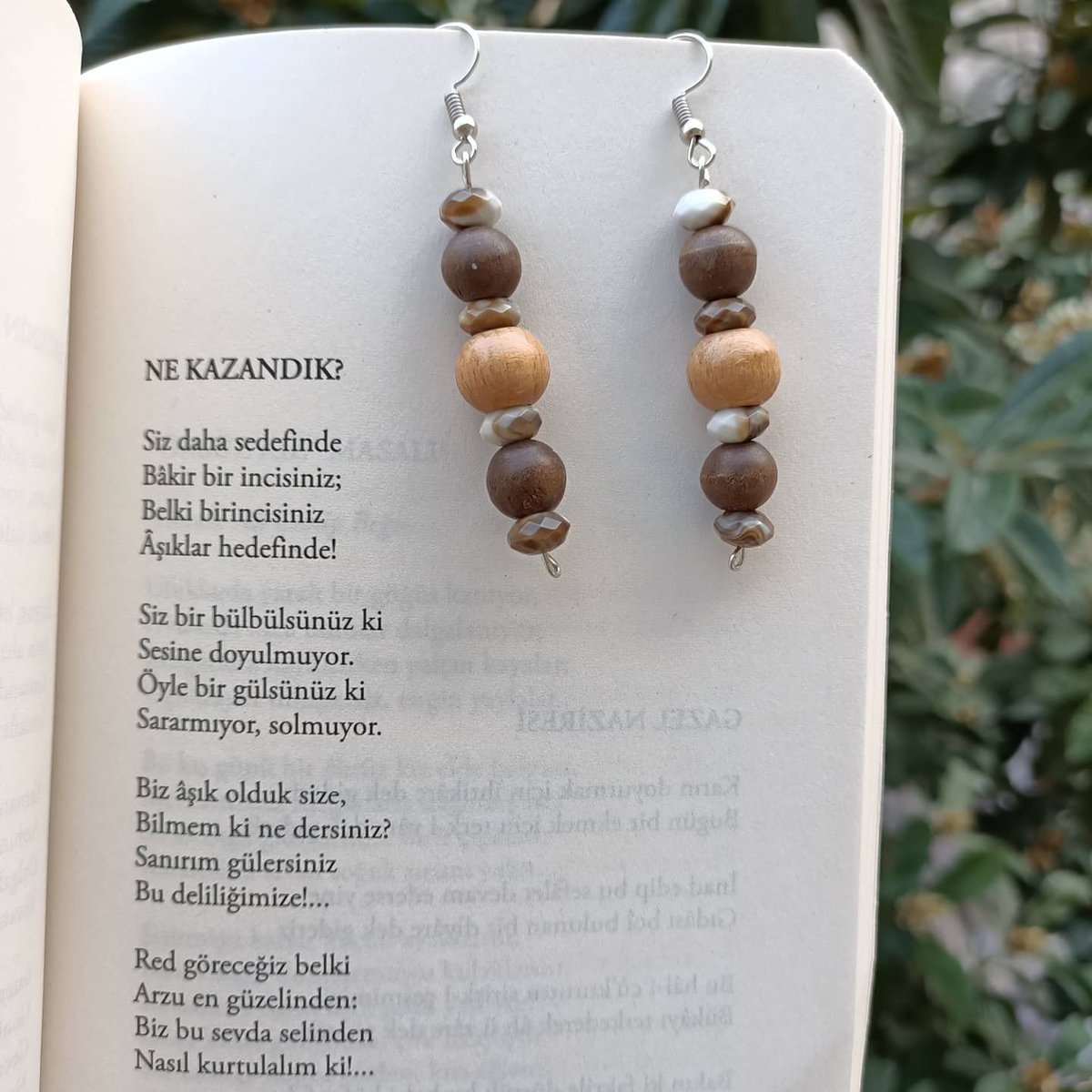 Umkostore's tweet photo. Günün son küpesi ile beraber size bir Sabahattin Ali şiiri armağan ediyorum 🎈

#takı #küpe #elyapımıtakı #tasarım #vintage #umkostore
https://t.co/22MlO40zQG https://t.co/NSQDcoV6Ss