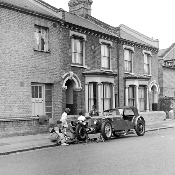 Born in Islington in 1925, Wilfred served in the RAF as an airframe fitter before being transferred to the Army in 1944.He then served in a tank regiment in India and Burma.