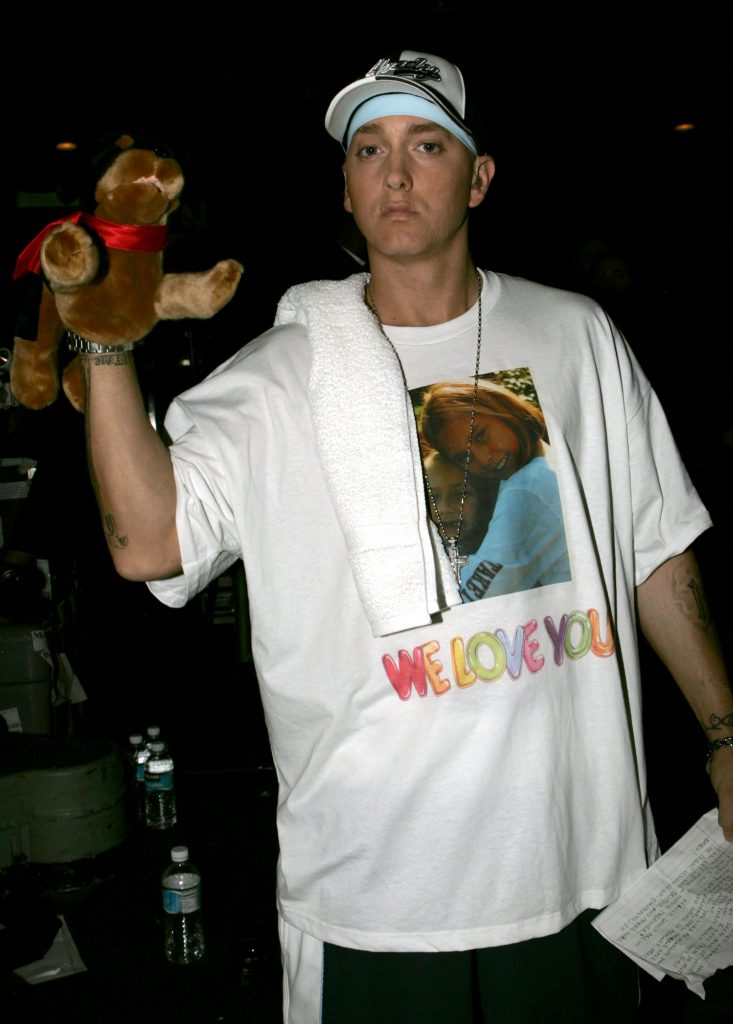 Eminem poses with the insult dog during the 2005 MTV Movie Awards