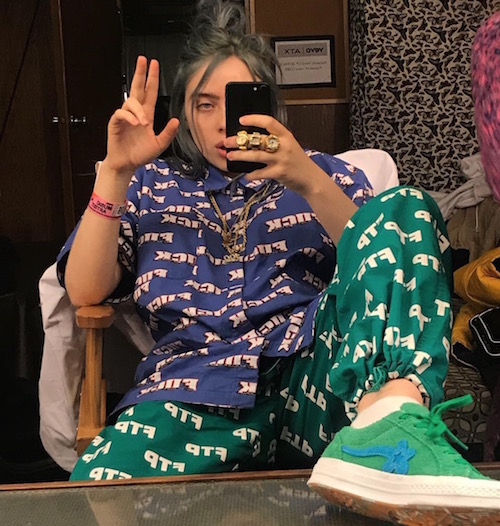 Evidemment,elle bénéficie déjà d'une très grande visibilité sans parler des innombrables récompenses.Est-ce que ça vaut le coup?Eh bien, selon ses propres mots:"Pour la dette que je dois, je dois vendre mon âme. Parce que je ne peux pas dire non, non, je ne peux pas dire non"