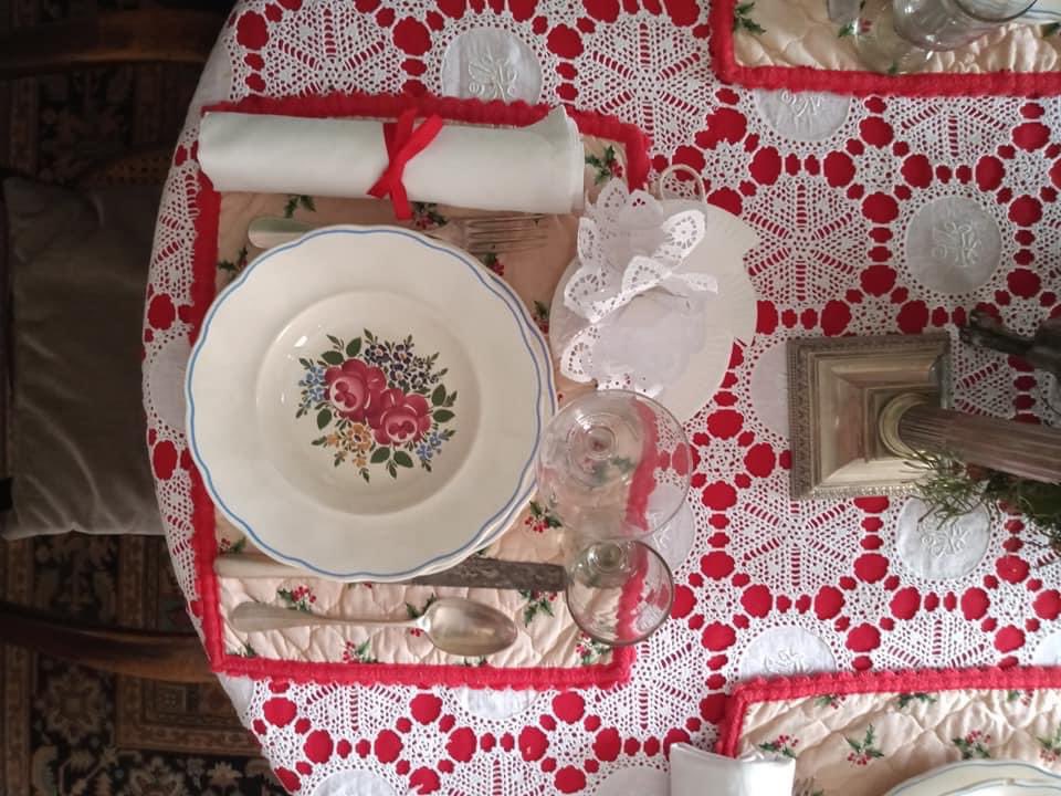 La mia tavola di oggi, ancora Natale nell'ispirazione, ma con piatti che colorano la tavola con allegri bouquet di fiori.

#angelogarini #artedellatavola