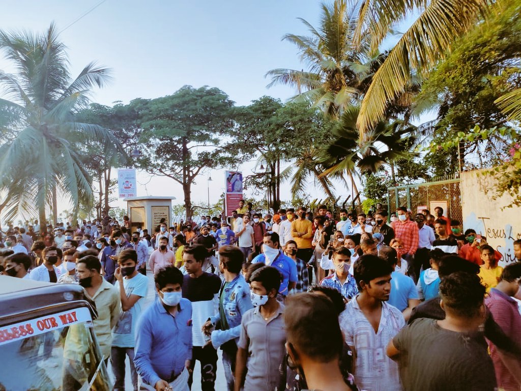ibeingaayushh's tweet photo. Even though Salman asked his fans to not gather outside his house on his b'day still people are gather outside galaxy

MEGASTARDOM OF #SalmanKhan

#HappyBirthdaySalmanKhan https://t.co/E7MoBnxnAd
