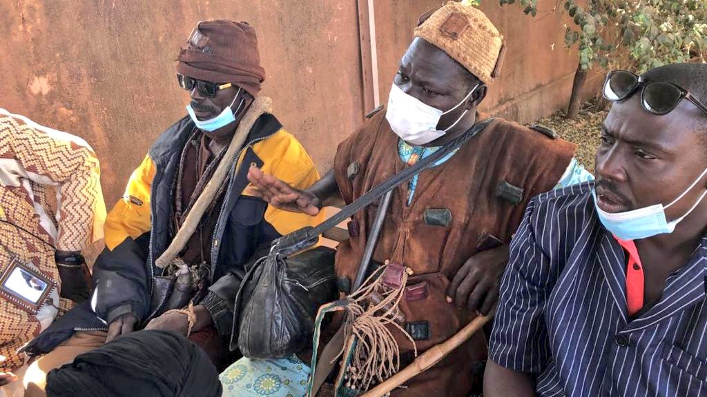 wanepmali's tweet photo. 22 dec.2020| #SIO région de #Mopti
Fructueuse rencontre avec les #Donzos (chasseurs traditionnels) de la commune de Sio cercle de #Mopti dans le cadre de l'enquête de perception des communautés sur le contexte sécuritaire des communes cibles du projet #CCS_PoliceDeProximité https://t.co/Y0X7vYYm5H