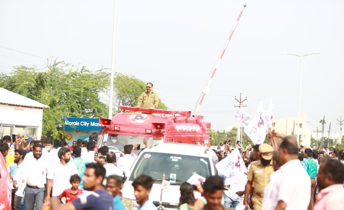 ikamalhaasan's tweet photo. திரும்பும் திசையெல்லாம் எழுச்சி. உற்சாக வரவேற்பின் திரட்சி. மக்கள் நீதி மய்யத்தை மனதில் கொண்டோரின் மகிழ்ச்சியில் எழுகிறது மலைக்கோட்டைத் திருச்சி. https://t.co/zdemjUhdeH