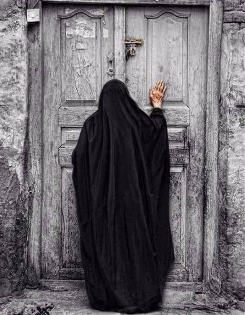 1Dooae's tweet photo. سمع أمه تطلب
من جارتهم ملح فقال يا أمي لماذا تطلبين منهم وأنا أحضرت لكم ملح  قالت لأنهم دائماً يطلبون من عندنا وهم فقراء فأحببت أن أطلب منهم شيئاً بسيطا لا يُكلفهم وأنا لست بحاجة له لكن أحببت أن أحسسهم أني أيضاً أحتاج لهم لكي أُسهل عليهم أن يطلبوا ما يحتاجوه منا ولا يخجلوا♥️. https://t.co/X0fgzY5bWv