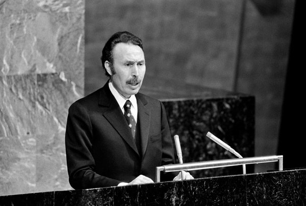 La diplomatie est incarnée par le duo Boumediène-Bouteflika. Bouteflika préside la 29ème session extraordinaire de l'ag de l'ONU.Il réussit à introduire l'OLP à l'ONU, et à exclure l'apartheid sud-africain.Le rayonnement de l'Algérie dans le monde est à son zénith.