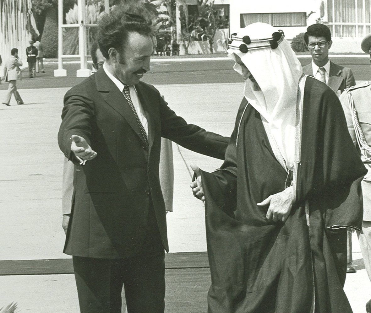 Il pensait aussi que l'union devait être progressive par aire géographique.En 1967, il devient un interlocuteur privilégié de Nasser. Boumediène rompt les relations avec les USA en signe de solidarité avec les pays arabes défaits.Il s'impose comme un homme fort du monde arabe.